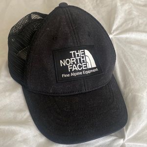 Black north face hat (youth)